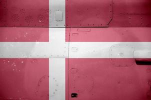 Denemarken vlag afgebeeld Aan kant een deel van leger gepantserd helikopter detailopname. leger krachten vliegtuig conceptuele achtergrond foto