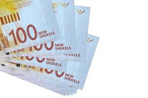 100 Israëlisch nieuw sikkels rekeningen leugens in klein bundel of pak geïsoleerd Aan wit. mockup met kopiëren ruimte. bedrijf en valuta uitwisseling foto