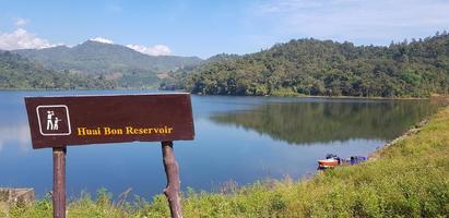 landschap visie van meer of rivier- met groen berg heuvel en blauw lucht achtergrond Bij huai bon reservoir Chiang mei, Thailand. park, schoonheid van natuur en natuurlijk behang. mijlpaal voor reizen en kom tot rust foto