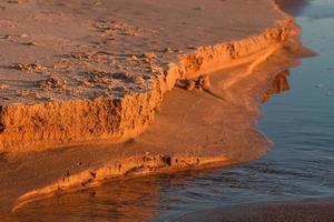 Baltisch zee kust Bij zonsondergang foto