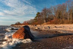 stenen Aan de kust van de Baltisch zee Bij zonsondergang foto