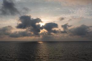 bewolkt zee keer bekeken van de Baltisch zee Bij zonsopkomst foto