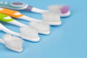 tandenborstels Aan een blauw achtergrond. nul verspilling concept. tandheelkundig zorg zonder platysik. foto