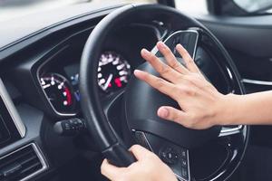 toeteren de auto toeter naar voorkomen ongelukken. foto