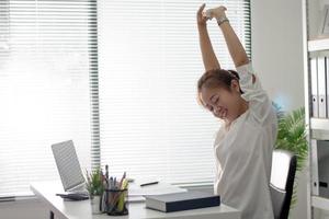 Aziatisch bedrijf Dames zijn tevreden en ontspannen met werken in de kantoor. foto