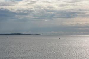 bewolkt zeegezichten in Baltisch zee foto