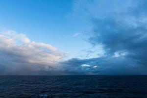 bewolkt zeegezichten in Baltisch zee foto