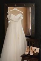 kleed de bruid aan in een trouwjurk met korset en vetersluiting foto