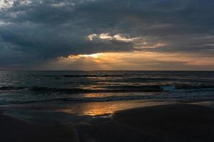 bewolkt zee keer bekeken van de Baltisch zee Bij zonsopkomst foto