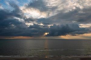 bewolkt zee keer bekeken van de Baltisch zee Bij zonsondergang foto