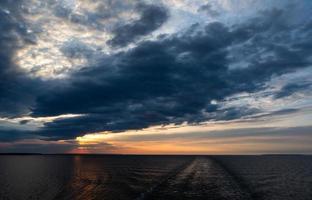 bewolkt zee keer bekeken van de Baltisch zee Bij zonsopkomst foto