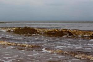 Baltisch zee kust Bij zonsondergang foto