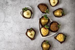 vers aardbeien assorti gedekt in chocola. toetje concept.flatlay foto