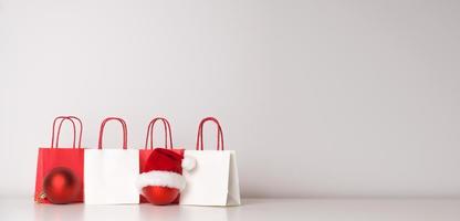 kerst, nieuw jaar uitverkoop spandoek.geschenk tassen, met rood ornamenten en andere decoraties foto