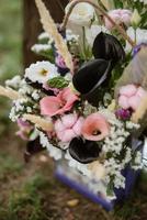 elegante huwelijksdecoraties gemaakt van natuurlijke bloemen foto