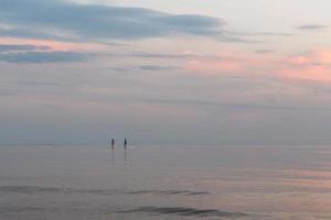 Baltisch zee kust Bij zonsondergang foto