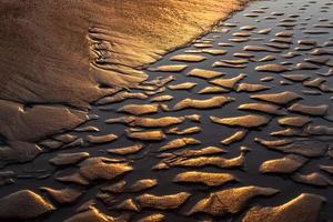 patronen in de strand zand foto