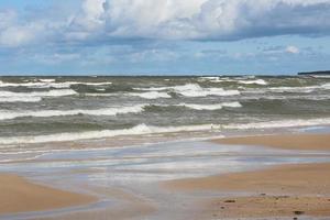 bewolkt zeegezichten in Baltisch zee foto