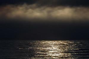 Baltisch zee kust Bij zonsondergang foto