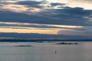 bewolkt zee keer bekeken van de Baltisch zee Bij zonsopkomst foto