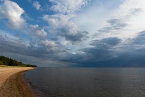 Baltisch zee kust Bij zonsondergang foto