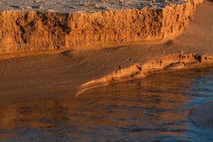 Baltisch zee kust Bij zonsondergang foto