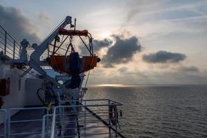 bewolkt zee keer bekeken van de Baltisch zee Bij zonsopkomst foto