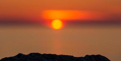 bewolkt zee keer bekeken van de Baltisch zee Bij zonsopkomst foto