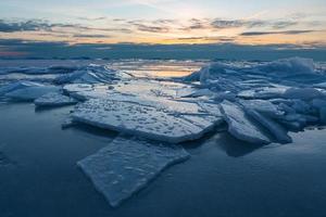 Baltisch zee kust in winter met ijs Bij zonsondergang foto