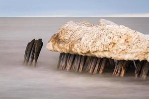 Baltisch zee kust in winter met ijs Bij zonsondergang foto