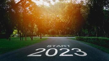 gelukkig nieuw jaar 2023,2023 symboliseert de begin van de nieuw jaar. de brief begin nieuw jaar 2023 Aan de weg in de natuur tuin park hebben boom milieu ecologie of groen behang concept. foto