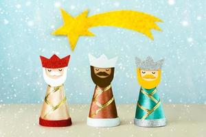 de drie wijs mannen met gouden ster en sneeuwvlokken. concept voor reyes magos dag drie wijs mannen foto