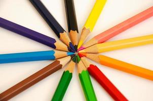 gekleurde potloden voor tekening Aan een licht achtergrond foto