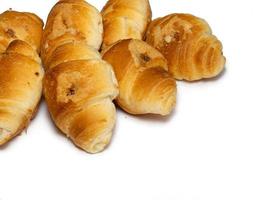 veel klein croissants Aan een wit achtergrond. croissants met gekookt gecondenseerd melk. banketbakkerij in de keuken. foto