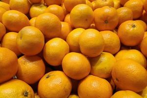 stapel clementines op een marktkraam foto