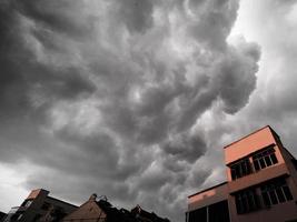 donker tropisch storm wolken foto