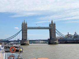 Londen in de uk in juni 2022. een visie van toren brug in Londen foto