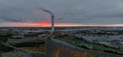 warmte en macht afval-naar-energie fabriek en een sport- park in Kopenhagen foto