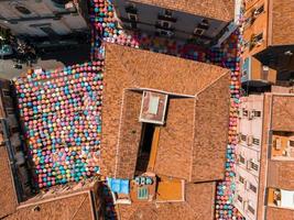 catania Sicilië Italië 2022 straat kunst decoratie gebruik makend van paraplu's Bij de vis markt foto