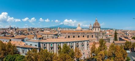 antenne visie Aan via etnea in catania. koepel van catania en de hoofd straat foto