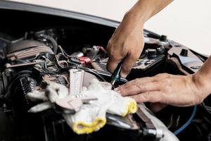 auto technicus Mens gebruik schroevedraaier verwijderen bout in motor kamer onderhoud en onderhoud concept foto