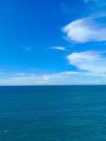 mooi blauw zee blauw lucht foto