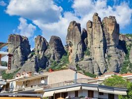 meteora verbazingwekkend zandsteen formaties bekeken van kalabaka stad centrum in thessalië, Griekenland foto