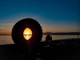 silhouet van voorwerpen Aan de strand met zonsopkomst foto