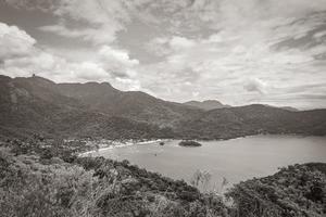 groot tropisch eiland ilha grande abraao strand panorama brazilië. foto