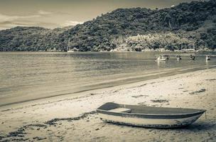 boten schepen boot mangrove en pouso strand ilha grande brazilië. foto