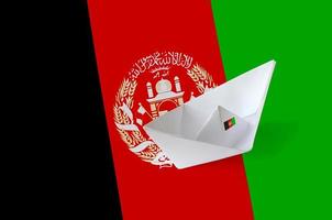 afghanistan vlag afgebeeld Aan papier origami schip detailopname. handgemaakt kunsten concept foto