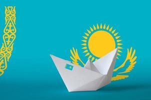Kazachstan vlag afgebeeld Aan papier origami schip detailopname. handgemaakt kunsten concept foto
