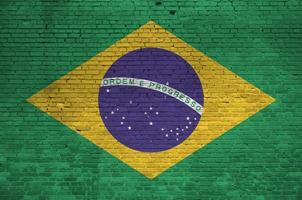 Brazilië vlag afgebeeld in verf kleuren Aan oud steen muur. getextureerde banier Aan groot steen muur metselwerk achtergrond foto
