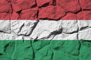 Hongarije vlag afgebeeld in verf kleuren Aan oud steen muur detailopname. getextureerde banier Aan rots muur achtergrond foto